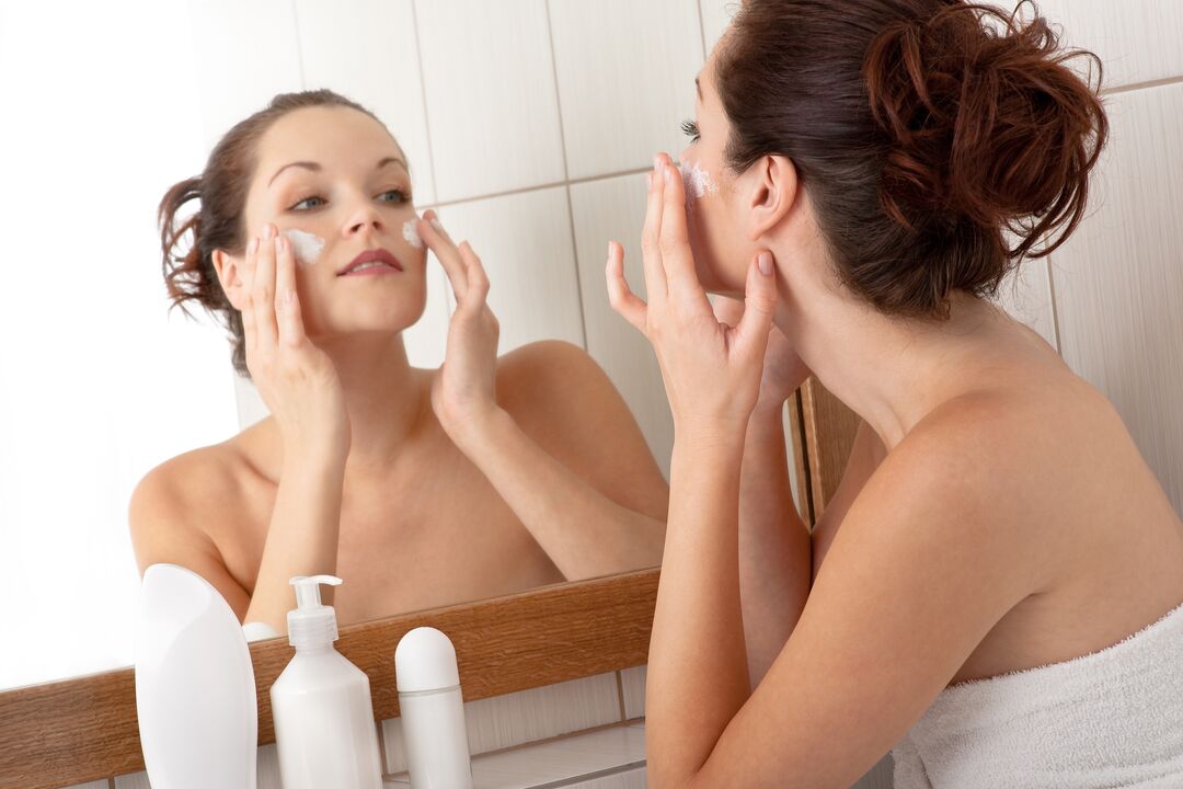 Application de la crème ZXCVBNQWert pour le rajeunissement du visage